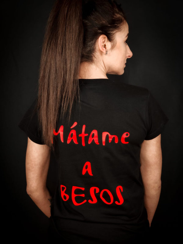 Camiseta en pico Mátame a besos
