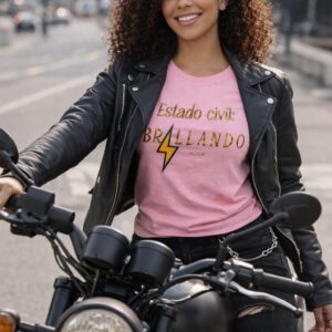 camiseta rosa con frase estado civil brillando