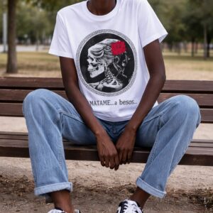 camiseta blanca con calavera femenina y rosa roja frase matame a besos