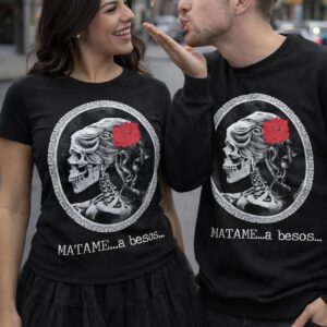 camiseta negra con calavera femenina y rosa roja frase matame a besos