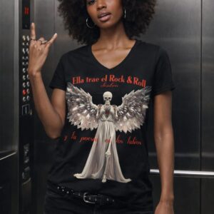 camiseta negra con angel calavera y frase ella trae el rock and roll dentro