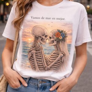 camiseta blanca con calaveras enamoradas y frase vamos de mar en mejor